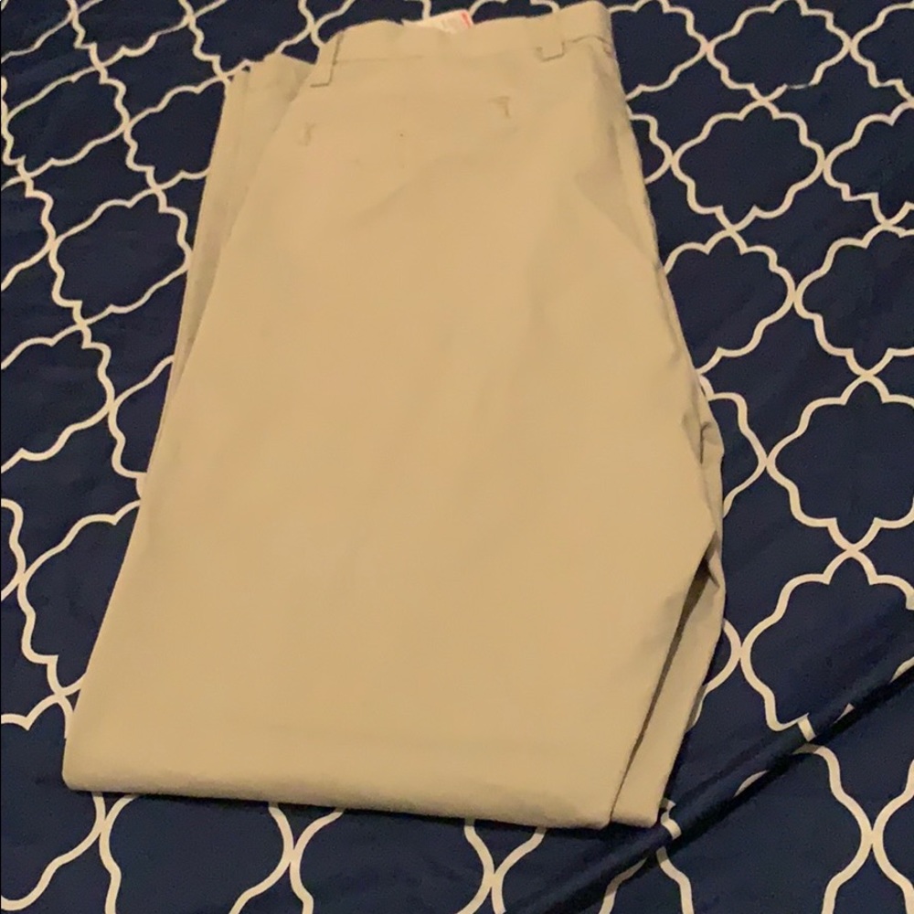 Khaki diem dockers pant.